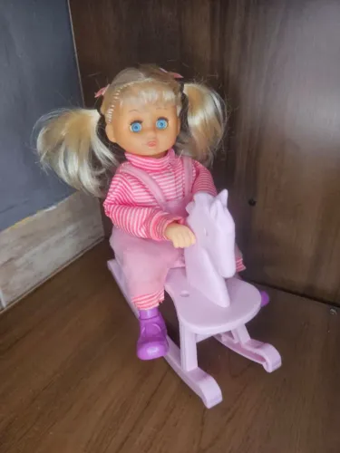 Boneca vintage dos anos 90 sentada no cavalinho com articulações e falando 25cm