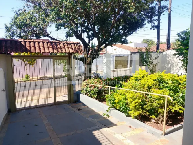 Casa com excelente localização, próximo supermercados e comércios.