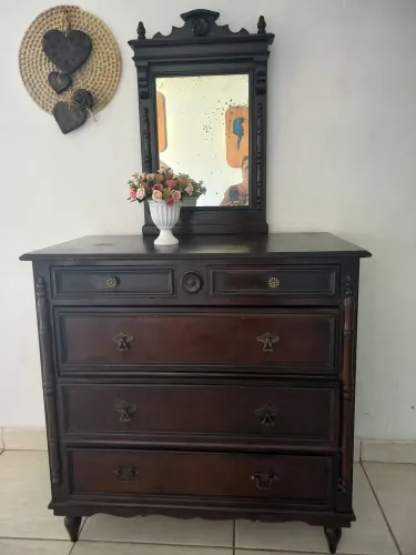 Uma linda cômoda de madeira com espelho tipo penteadeira antiga 
