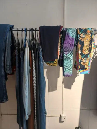 Vendo bazar completo (móveis, araras e roupas)