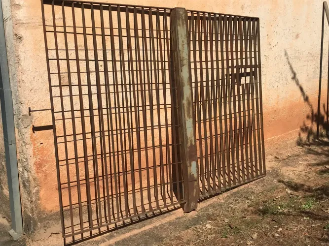 Grade de ferro fundido com portão anexo