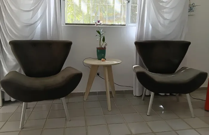 Duas poltronas.