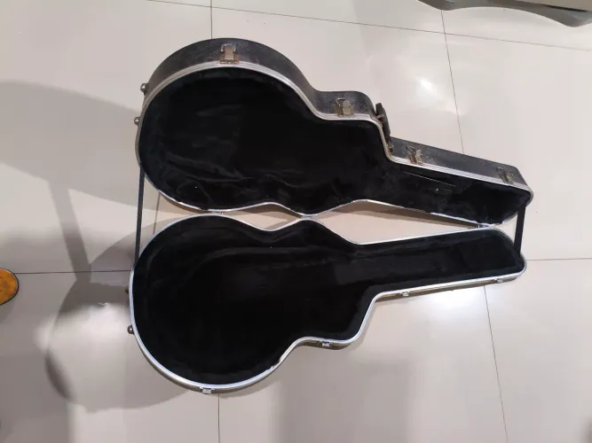 Vendo case p violão 700
