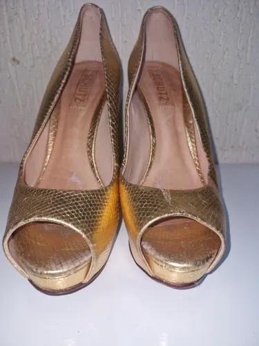 Peep toe schutz dourado