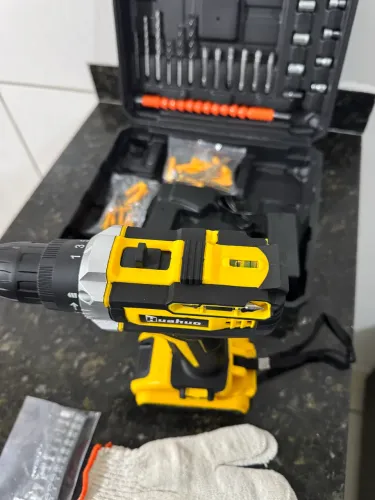 Parafusadora sem fio 68v,  maleta com 1 carregador e brocas completa