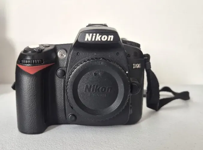 Nikon D90 + Lente AF-S DX Nikkor 18-105mm f/3.5-5.6G ED VR