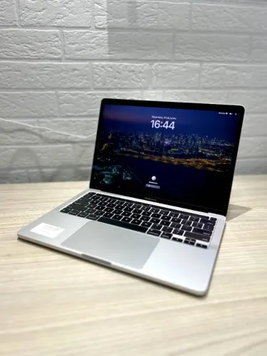 Macbook PRO M2 13" 16Gbs RAM 256Gbs SSD