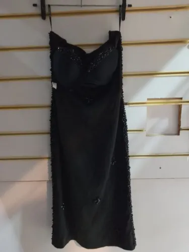 Vestido de festa preto com busto detalhado