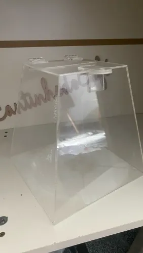 Urna de pirâmide acrílico para sorteio