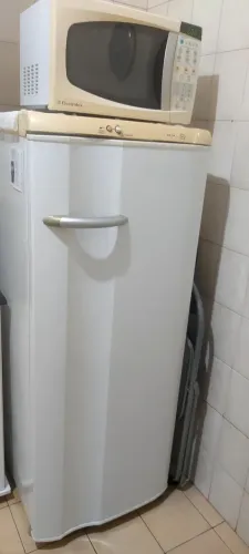 Vende Geladeira em bom estado e funcionando!!!