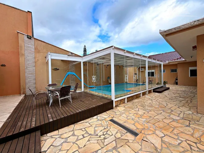 Ampla Residência com Piscina e 4 Quartos em Caiobá