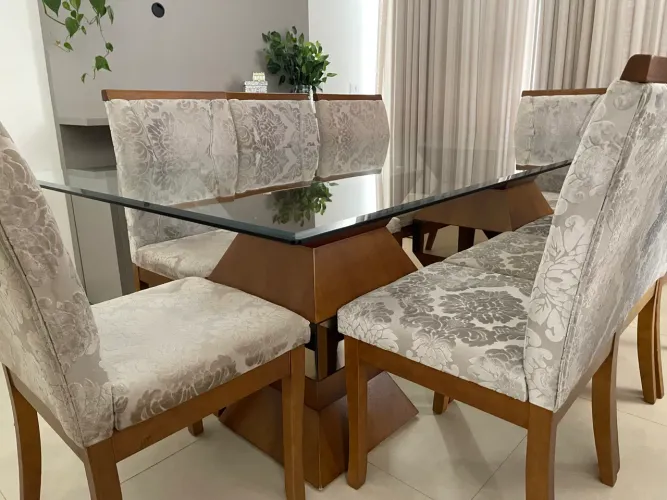 Vendo Mesa de vidro com bordas em bizotê com 8 cadeiras 110x220