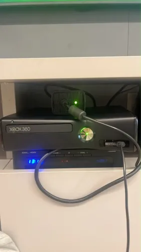 Xbox 360 Slim 4GB original + 2 Controles Originais + Kinect e carregador