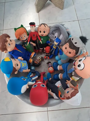 Combo de 10 bonecos e uma muchilinha por 300 reais