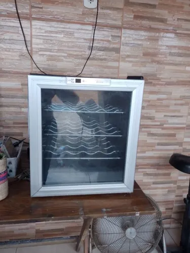 Adega de vinho para 12 garrafas