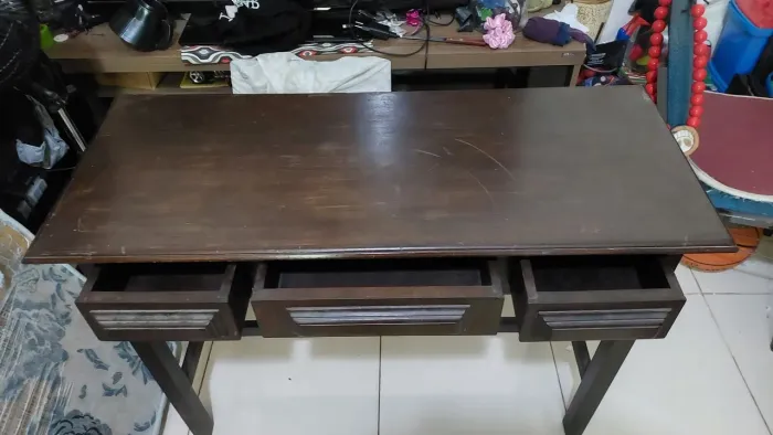 Mesa de canto,largura 1 metro, altura  72 cm ,profundidade 40 cm, 3 gavetas  .
