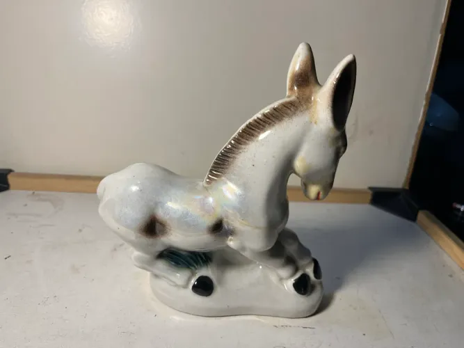 Burrico bibelô antigo de porcelana