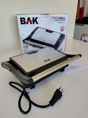 Sanduicheira Grill Elétrica BAK - Compacta, Rápida e Fácil de Limpar Novo Lacrado