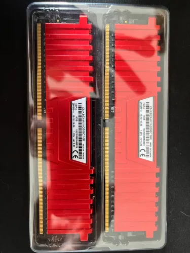 2x Memória RAM DDR4 Corsair 8gb - CMK8GX4M1A2666C16R
