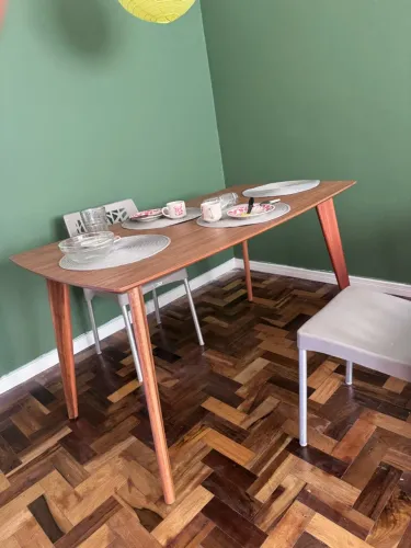 Mesa sala de jantar (base de madeira e tampo folhado de madeira)
