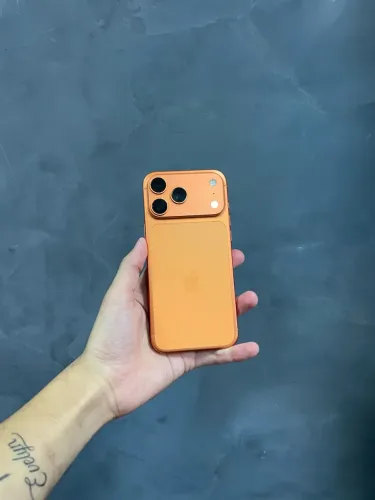 iPhone usado em ótimo estado seminovo 17 pro Max laranja 