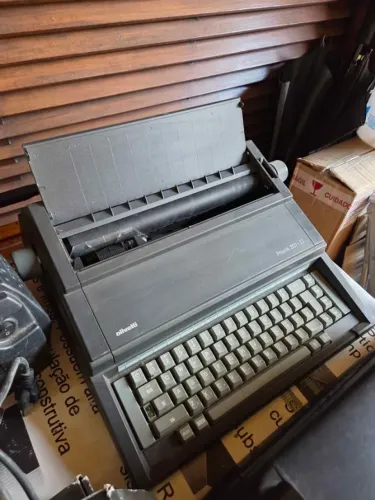 Máquina de Escrever Olivetti Praxis 201-II Vintage Colecionador