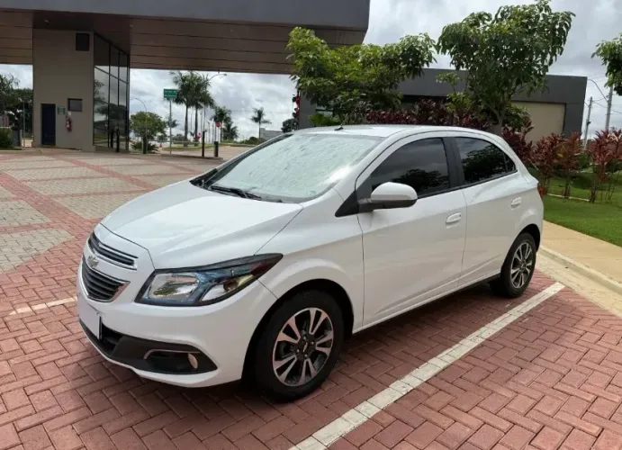 Chevrolet Onix Hatch LTZ 1.4 8V Flex Power Aut. 4P 2015