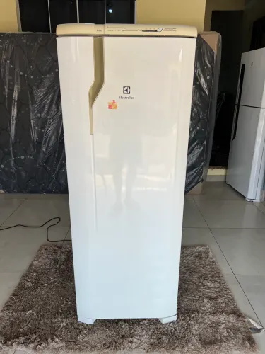 Vendo Geladeira Electrolux 330 litros frost free em ótimo estado Entrego 