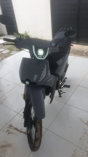 Shineray Phoenix S/EFI zerada com capacete.