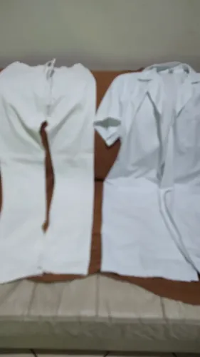 Vendo uma calça branca e dois jaleco feminino. Os três por 30,00.