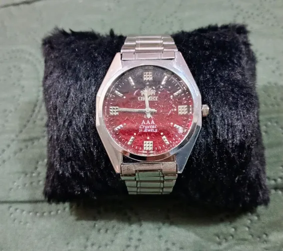 Lindo relógio Ormet cristal original 21 Jewels com fundo vermelho