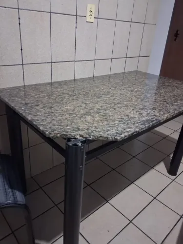 Mesa de mármore (4 cadeiras)