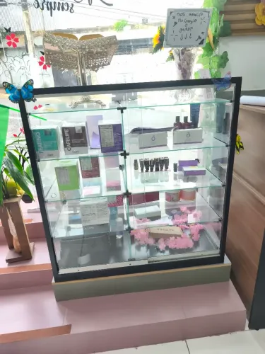 Vitrine de vidro maravilhosa, com portas deslizantes, estrutura em ferro ultra resistente