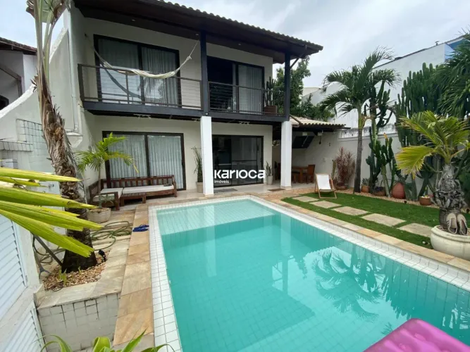 Linda Casa Duplex 4 Quartos com Piscina em Condomínio !