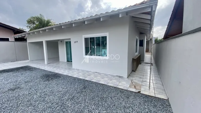 CASA SEMIMOBILIDA COM PISCINA, LOCALIZADA NO BAIRRO VELHA