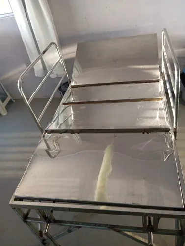 Cama hospitalar de inox em bom estado com os pés de Metalon reforçado