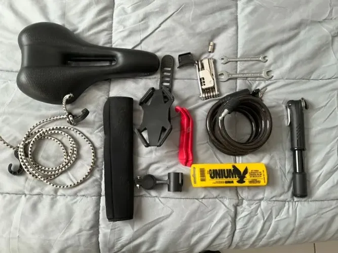 Kit para bicicleta (selim, ferramentas, cadeado, chaves, suporte para celular, etc.)
