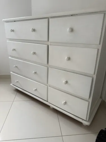 Vendo cômoda em madeira maçica