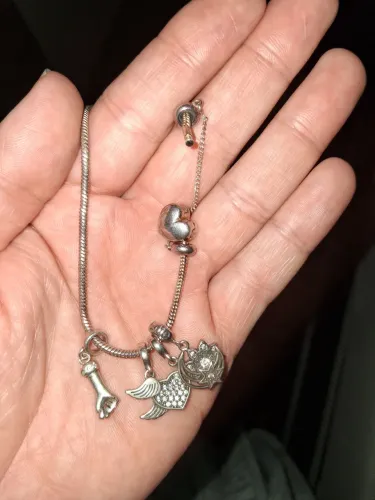 Pulseira com berloques.