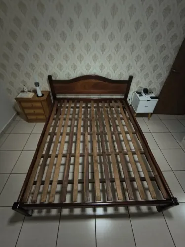CAMA QUEEN EM MADEIRA MOGNO - EXCELENTE ESTADO