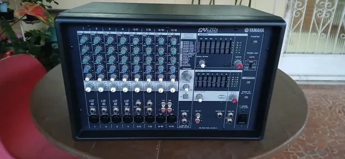 Mesa amplificada Yamaha EMX 212S em otimo estado!! Oportunidade!!
