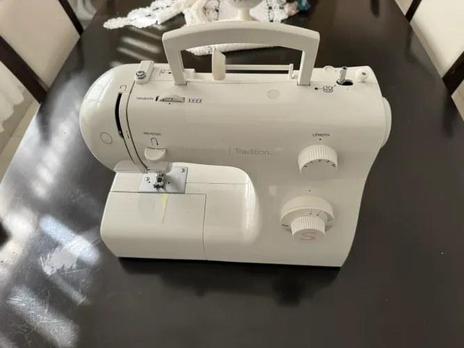 Máquina de Costura Singer Tradition 2250 - Estado de Nova | Pouco Uso