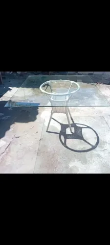 Mesa com tanto de vidro