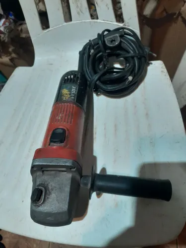 ESMERILHADEIRA 110V 850W OBS ESTA LIGANDO DIRETO NA TOMADA