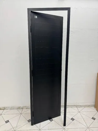 Porta de lambril de  Alumínio Preta R$1.000,00