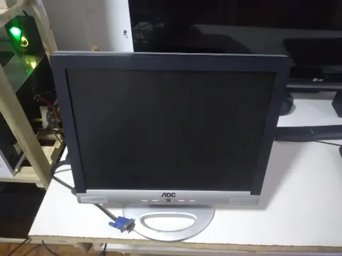 Monitor LCD 15" AOC - Excelente Estado.