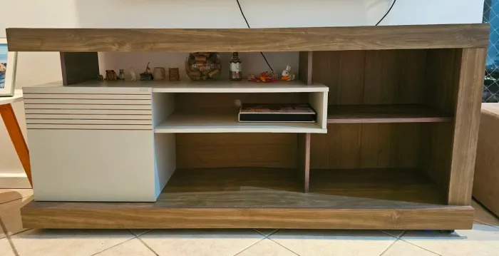 Rack para TV, moderno, com rodinhas e em excelente estado