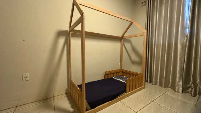 Cama infantil montessoriana em madeira com colchão