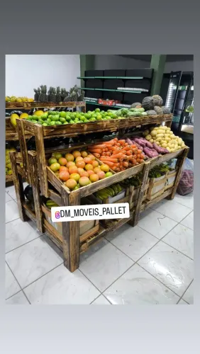Banca de frutas e verduras feita com pallet rústico 