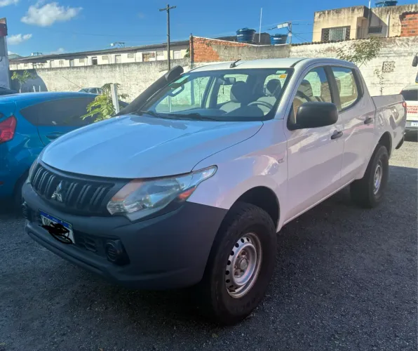 Mitsubishi L200 Triton Sport GLX 2.4 CD Diesel Mec. 2020